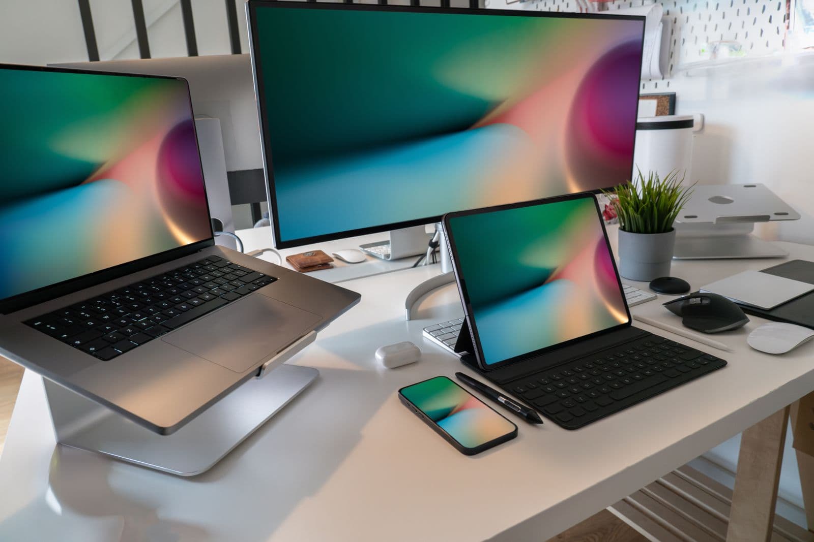 Laptop, tablet e smartphone sulla stessa scrivania